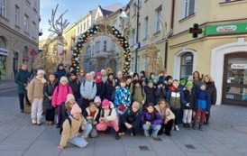 Uczniowie klas 4b i 4c podczas spaceru po rzeszowskiej star&oacute;wce