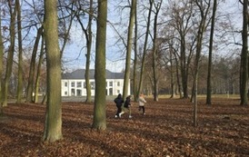 Dzieci biegnące po skarb