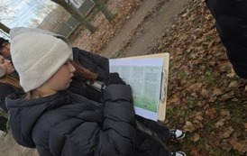 Uczennica klasy 6A rozwiązująca zagadkę
