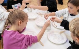 Uczniowie klasy 4 b podczas przeprowadzania doświadczeń