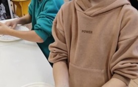 Bartek prezentuje wytworzoną kule śnieżną