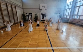 Dziewczynki tańczące taniec anioł&oacute;w