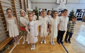 Lena śpiewająca kolędę