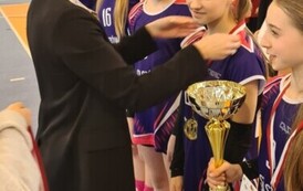 Dekoracja zawodniczek złotymi medalami