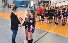 Przedstawiciel firmy CASS Construction and Steel Structures odbiera podziękowanie