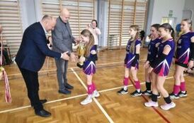 Nasz zesp&oacute;ł odbiera puchar i medale
