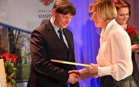 Dyrektor szkoły odbiera wyr&oacute;żnienie