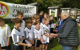 Odbi&oacute;r pucharu przez zesp&oacute;ł młodszych chłopc&oacute;w