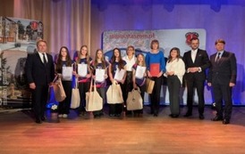 Nagrodzona drużyna dziewcząt ze staszowskiej dw&oacute;jki z nauczycielem