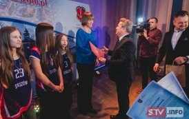 Trener drużyny ze staszowskiej dw&oacute;jki odbiera nagrody
