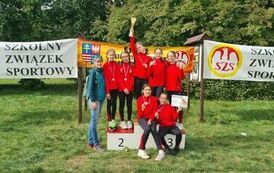 Wicemistrzynie wojew&oacute;dztwa na podium z nauczycielem