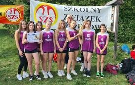 Drużyna dziewcząt starszych ze staszowskiej &bdquo;dw&oacute;jki&rdquo; z nauczycielem