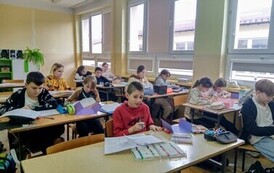 Uczniowie pracują nad swoimi lapbookami