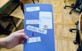 Uczeń prezentuje lapbooka
