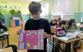 Uczeń prezentuje lapbooka