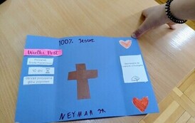 Uczeń prezentuje lapbooka
