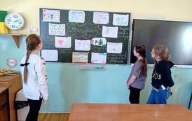 Uczennice prezentują prace o przyjaźni