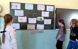 Uczennice prezentują prace o przyjaźni
