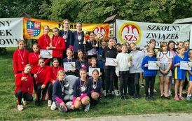 Nagrodzone zespoły na podium z grupy młodszej dziewcząt