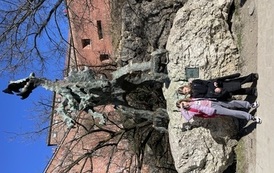 Uczennice przy smoku wawelskim