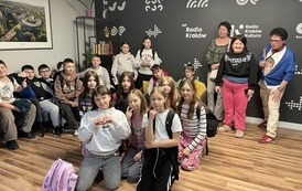 Zdjęcie grupowe &ndash; Pani Agnieszka z PSP nr 2, Pan Robert z Radia Krak&oacute;w i duża grupa czwartoklasist&oacute;w
