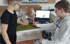 Uczniowie uruchamiają turbinę wiatrową