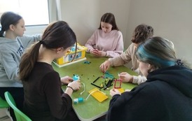 7b pracuje nad zestawem
