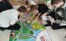 Uczniowie pracują na macie