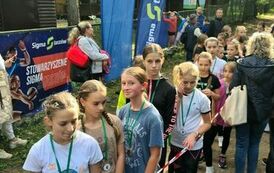 Dziewczęta z pamiątkowymi medalami