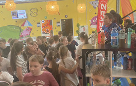 Grupa uczni&oacute;w przed wejściem na trampoliny