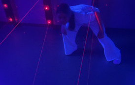 Uczennica w laserowym labiryncie
