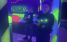 Uczniowie podczas zabawy w laserowy paintball