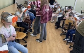 Uczniowie naszej szkoły pomagają dzieciom podczas korzystania z okular&oacute;w 3D