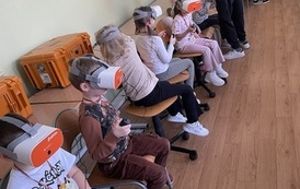 Grupa przedszkolak&oacute;w korzystająca z okular&oacute;w Class VR