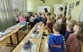 Grupa przedszkolak&oacute;w w pracowni informatycznej
