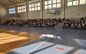 Grupa przedszkolak&oacute;w na trybunach hali sportowej
