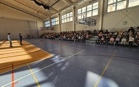 Dyrektor przemawiający do przedszkolak&oacute;w zgromadzonych w hali sportowej