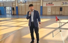 Dyrektor dr Dariusz Kubalski witający przedszkolak&oacute;w