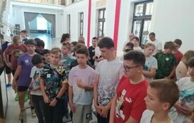 Uczniowie na korytarzach Sejmu Rzeczypospolitej Polskiej w Warszawie