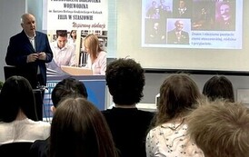 W prezentacji pokazano dorobek 51 os&oacute;b, kt&oacute;re w r&oacute;żny spos&oacute;b wpłynęły na rozw&oacute;j gospodarczy, społeczny i kulturalny powiatu staszowskiego, a także region&oacute;w położonych poza granicami kraju. W projektach edukacyjnych realizowanych w okresie ostatnich 25 lat