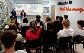Kierownik staszowskiej Filii Pedagogicznej Biblioteki Wojew&oacute;dzkiej im. Gustawa Herlinga-Grudzińskiego w Kielcach Monika Stemplewska otworzyła spotkanie i zaprosiła do wysłuchania prezentacji