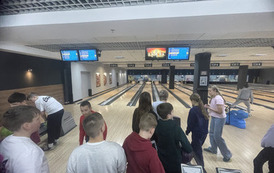 Uczniowie czekają na swoją kolej