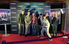 Pamiątkowe zdjęcie uczni&oacute;w z bohaterami filmowymi