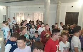 Uczniowie na korytarzach Sejmu Rzeczypospolitej Polskiej w Warszawie