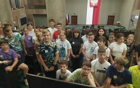 Uczniowie na widowni  Sejmu Rzeczypospolitej Polskiej w Warszawie