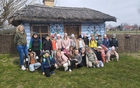 Klasa 1B z wychowawcą w Zalipiu