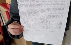 Uczniowie prezentują prace konkursowe upamiętniające kapitana J&oacute;zefa Jaronia