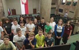 Uczniowie na widowni  Sejmu Rzeczypospolitej Polskiej w Warszawie