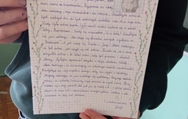 Uczniowie prezentują prace konkursowe upamiętniające kapitana J&oacute;zefa Jaronia