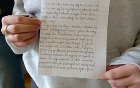 Uczniowie prezentują prace konkursowe upamiętniające kapitana J&oacute;zefa Jaronia